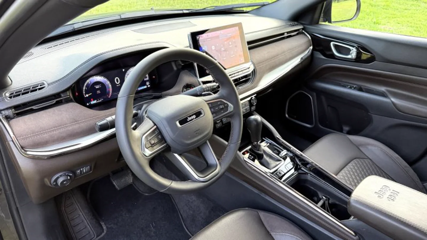 Painel e interior em couro do SUV Commander