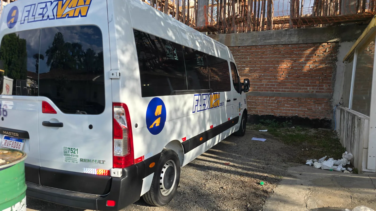 Renault Master executiva FlexVan de 15 lugares vista traseira