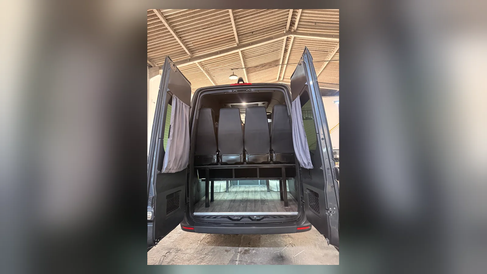 Bagageiro da Mercedes-Benz FlexVan de 20 lugares
