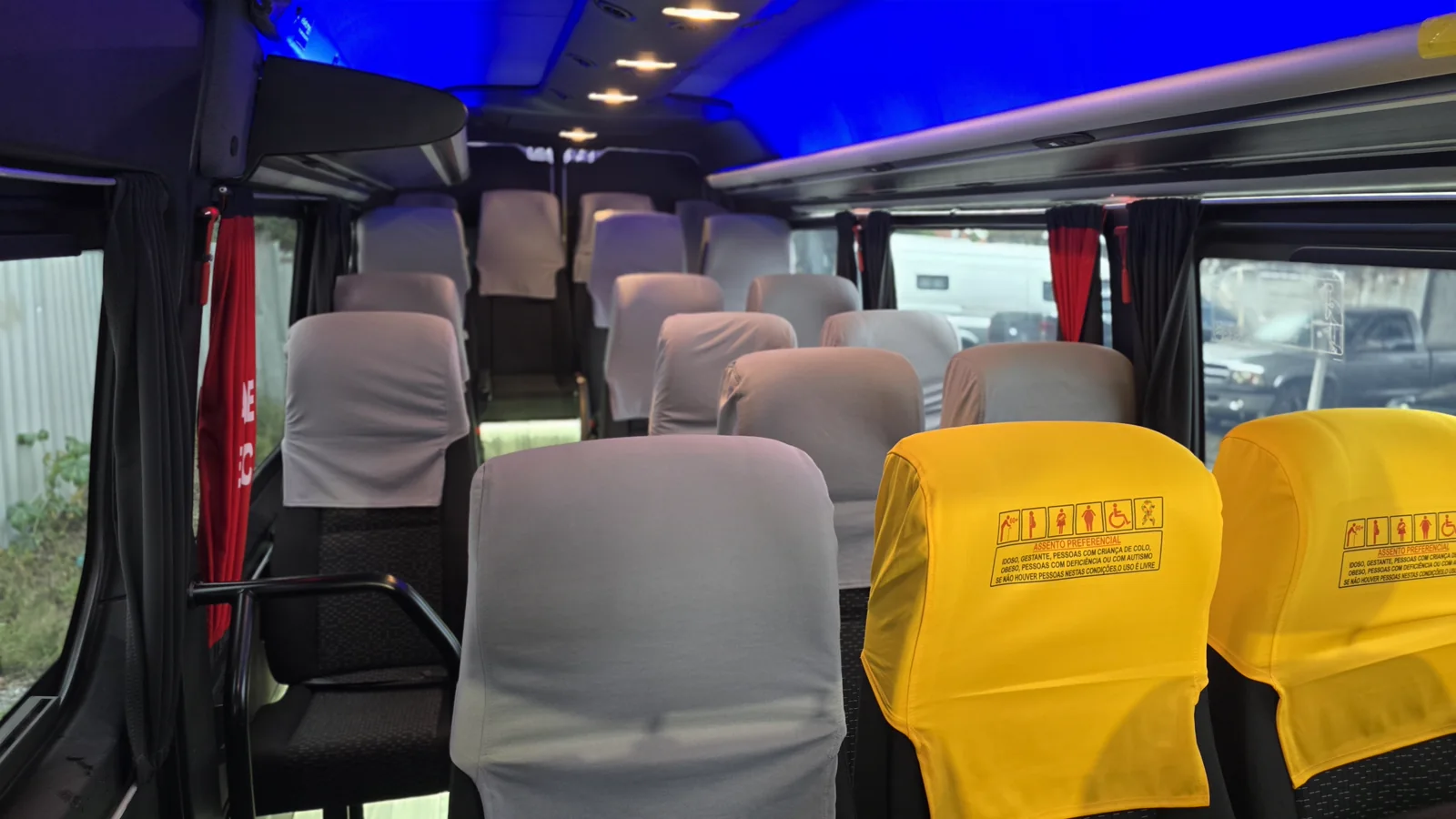 Interior com poltronas da Mercedes-Benz FlexVan de 20 lugares
