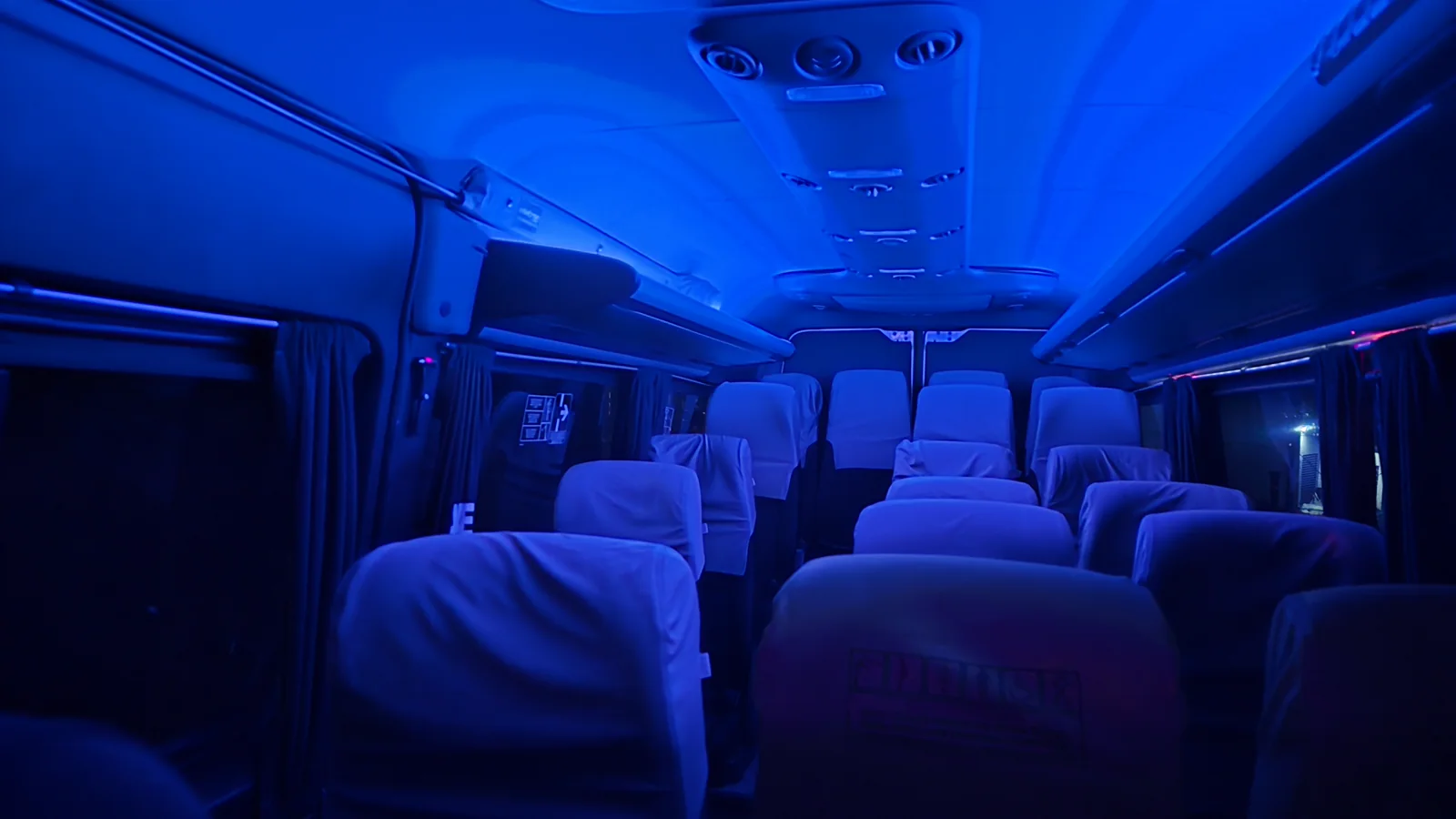 Teto panorâmico e iluminação interna da Mercedes-Benz de 20 lugares